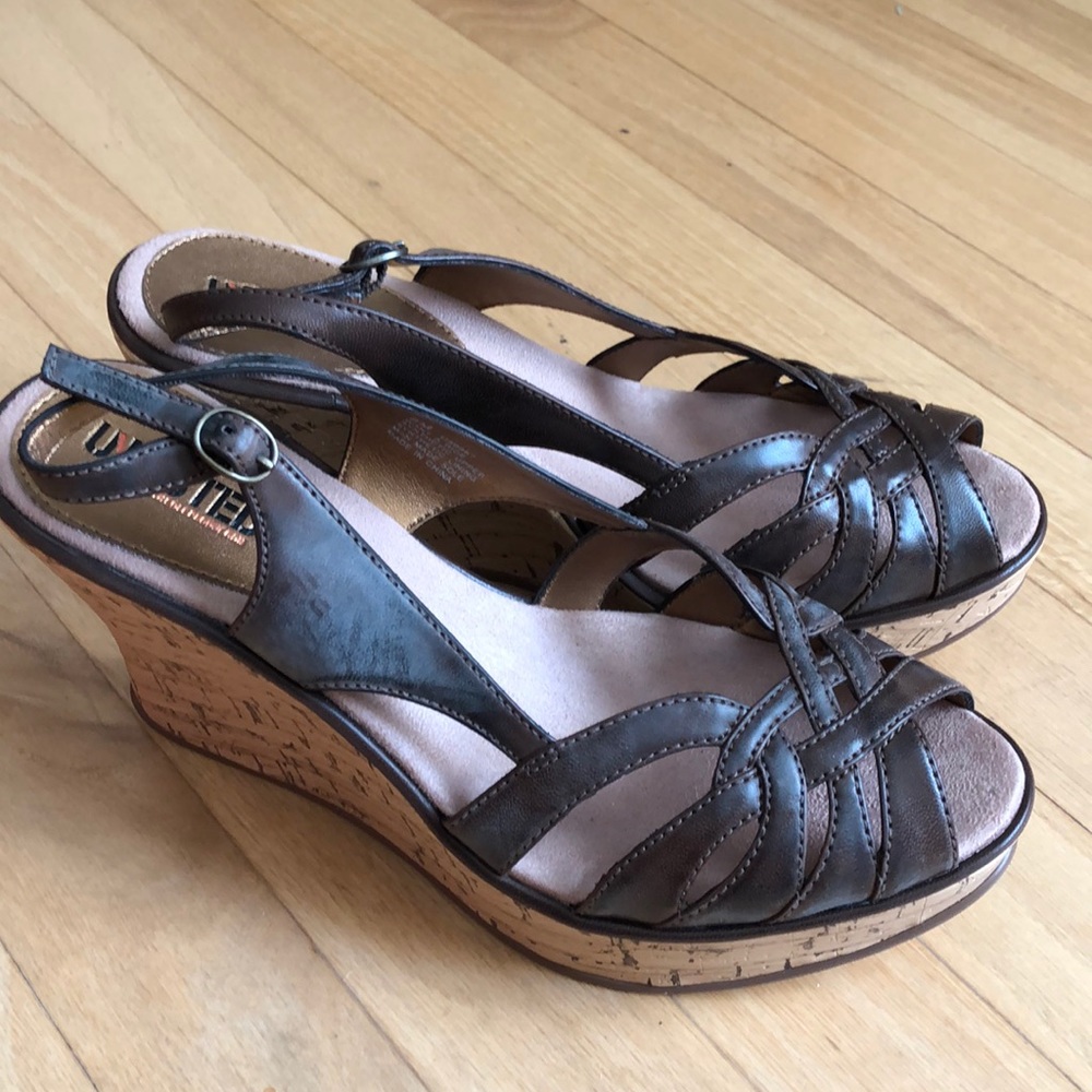 NWT Unlisted Want A Ride Platform sandals